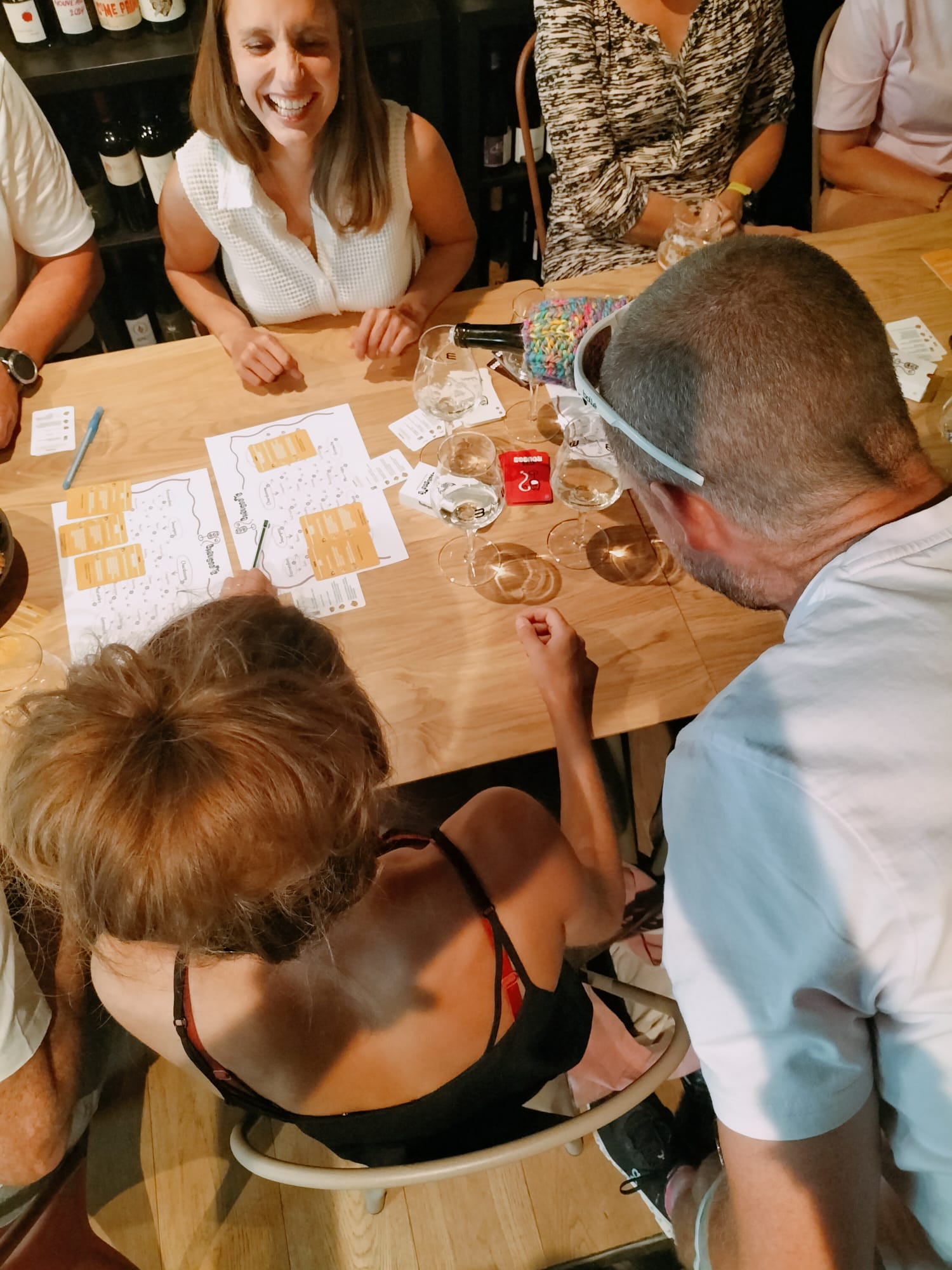 Autour d'une table Chaussette : verres, cartes et sourires complices