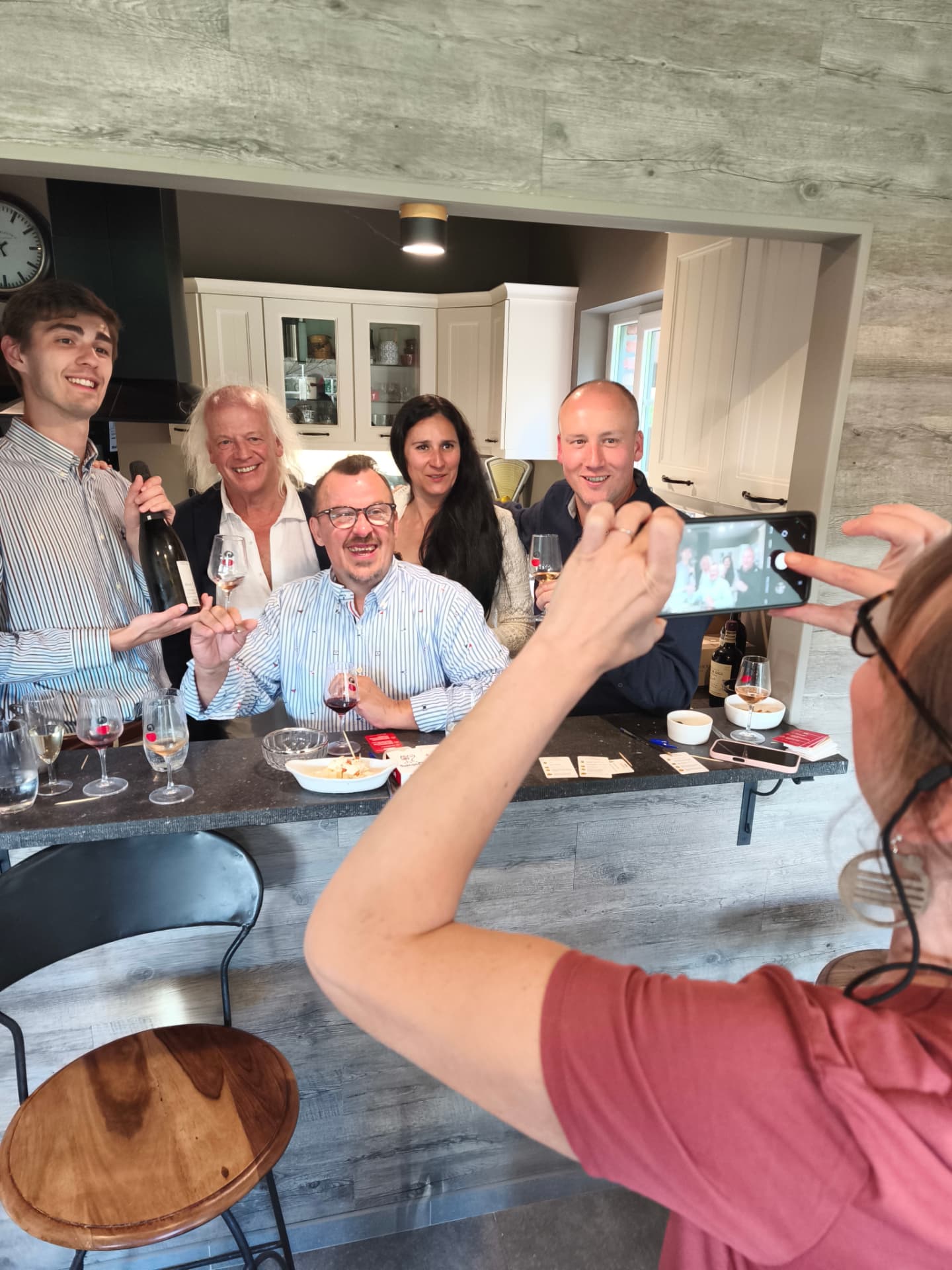 Ambiance conviviale lors d'une soirée Chaussette entre amis