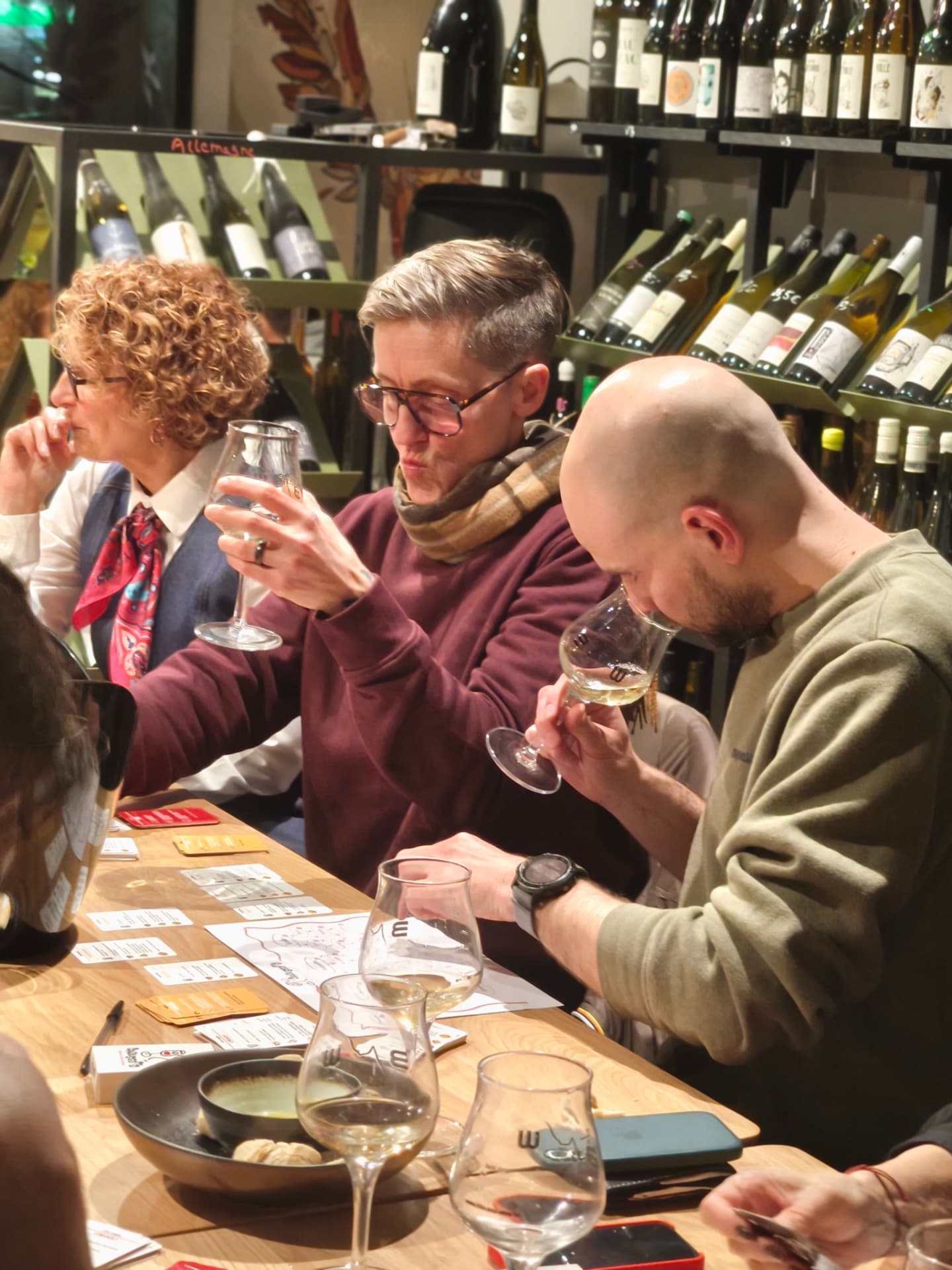 Des participants échangent leurs impressions, verre en main